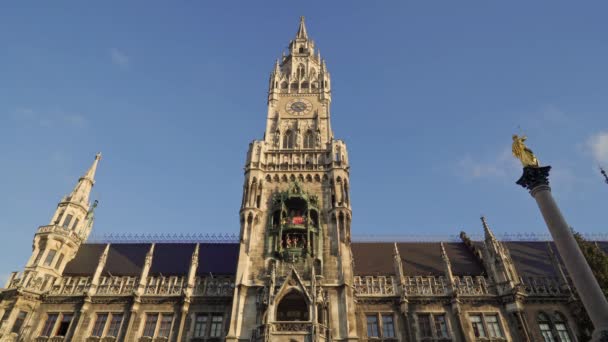 Cerrado tiro en tiempo real del New Town Hall en Marienplatz el centro de la ciudad de Munich. El ayuntamiento son símbolos de la ciudad . — Vídeos de Stock
