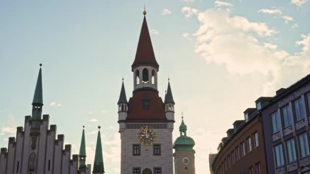 Locked down real time medium shot of old town hall on Marienplatz. Marienplatz is the central square of Munich. — Stock videók