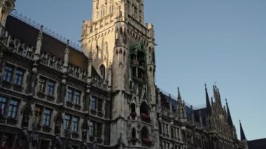 Marienplatz 'daki New Town Hall' un Münih şehir merkezini çek. Belediye binası şehrin sembolüdür..