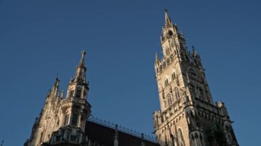 Marienplatz 'daki New Town Hall' un solundan sağa dön. Münih şehir merkezi. Belediye binası şehrin sembolüdür..