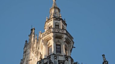 Marienplatz 'daki New Town Hall' un Münih şehir merkezindeki görüntüsü. Belediye binası şehrin sembolüdür..