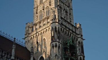 Marienplatz 'daki New Town Hall' un Münih şehir merkezini çek. Belediye binası şehrin sembolüdür..