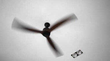 Sıcak bir yaz gününde, modern bir Asya iç mekanında tavan pervanesinin gerçek zamanlı görüntüsü.. 