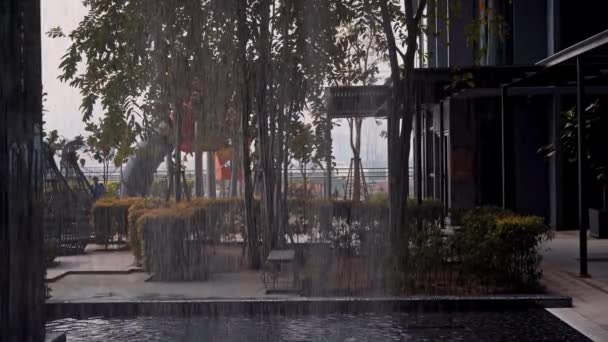 Takoas i Kuala Lumpur. Kylning plats på varm dag i Malaysia. Trädgård med utsikt över staden KL. Konstgjort vattenfall. — Stockvideo
