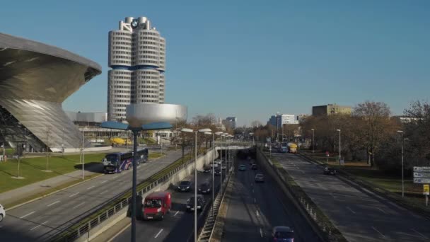 MUNICH - NOVEMBER 21: Locked down timelapse establishing shot of a highway in Munich near the BMW office. Traffic on the road, November 21, 2018 in Munich. — Stok video
