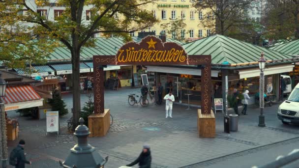 MUNICH - 18 DE NOVIEMBRE: Bloqueado en tiempo real el establecimiento de tiro del mercado de la ciudad en Munich. Paisaje urbano otoñal, 18 de noviembre de 2018 en Munich . — Vídeos de Stock