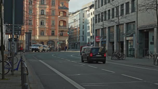 MUNICH - NOVEMBER 18: Locked down real time shot of a street in Munich. The measured life of a big city in Germany. Traffic on the street, November 18, 2018 in Munich. — Stock Video