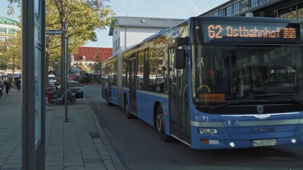 MUNICH - NOVEMBER 19: Locked down real time establishing shot of a street in Munich. The measured life of a big city in Germany. Traffic on the street, November 19, 2018 in Munich. — Αρχείο Βίντεο