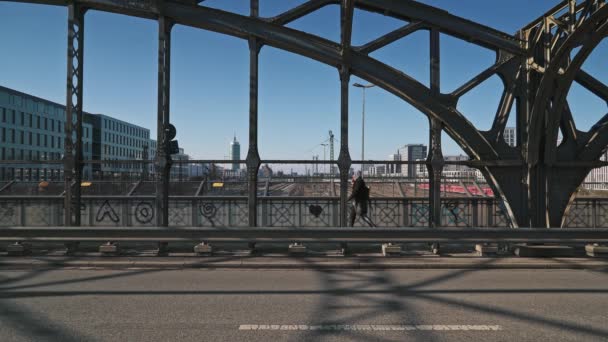 MUNICH - NOVEMBRO 20: Fechado em tempo real estabelecendo tiro de uma ferrovia tomada de uma ponte rodoviária em Munique, 20 de novembro de 2018 em Munique . — Vídeo de Stock