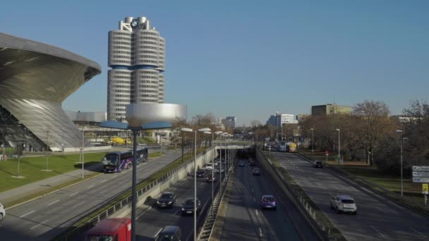 MUNICH - 21 DE NOVIEMBRE: Bloqueado en tiempo real el establecimiento de disparo de una carretera en Munich, cerca de la oficina de BMW. Tráfico en carretera, noviembre de 2018 en Múnich . — Vídeos de Stock