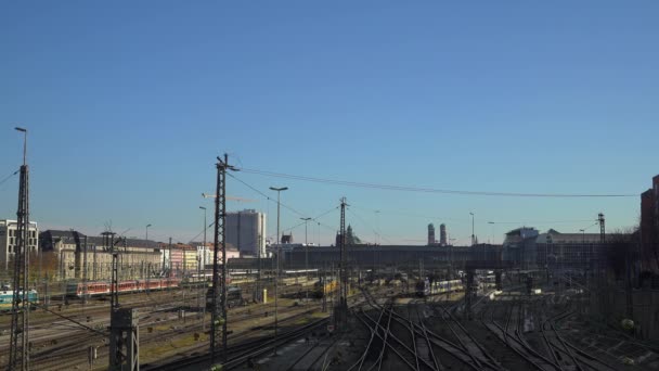 МЮНХЕН - 20 НОЯБРЯ: Закрыта в режиме реального времени при создании съёмок железной дороги в Мюнхене. Центральный железнодорожный вокзал Мюнхена, 20 ноября 2018 года в Мюнхене . — стоковое видео