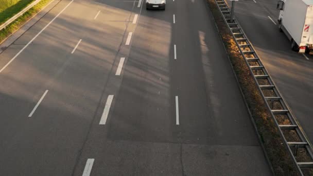 МЮНХЕН - 21 НОЯБРЯ: Заблокирован в режиме реального времени средний снимок автомагистрали в Мюнхене. Трафик на дороге, 21 ноября, Мюнхен, Германия . — стоковое видео