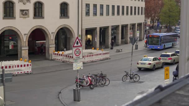MUNICH - NOVEMBER 18: Locked down real time establishing shot of a street in Munich. The measured life of a big city in Germany, November 18, 2018 Munich. — Stock video