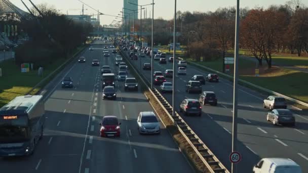 Мюнхен - 21 листопада: Замкнено в реальному часі, встановлено автостраду біля Олімпійського парку в Мюнхені. Транспорт по дорозі, листопад, Мюнхен, Німеччина. — стокове відео