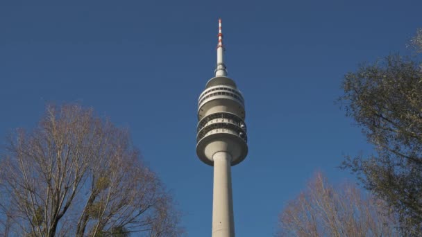 Μόναχο - 21 Νοεμβρίου: Κλειδωμένος σε πραγματικό χρόνο για την ίδρυση του ολυμπιακού πύργου. Ο Ολυμπιακός πύργος είναι ένας τηλεοπτικός πύργος στο Μόναχο, 2018 στο Μόναχο, Γερμανία. — Αρχείο Βίντεο
