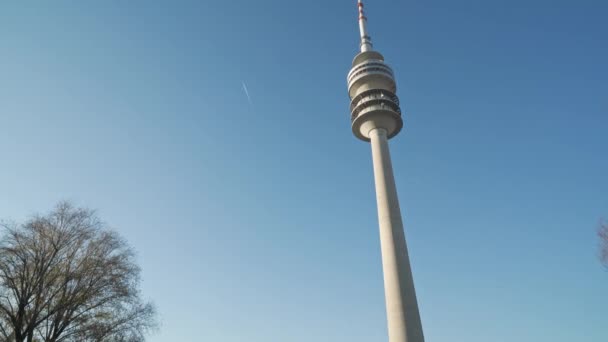 München - 21. November: Einspielung des Olympiaturms in Echtzeit. Der Olympiaturm ist ein Fernsehturm in München, 21. November, München. — Stockvideo