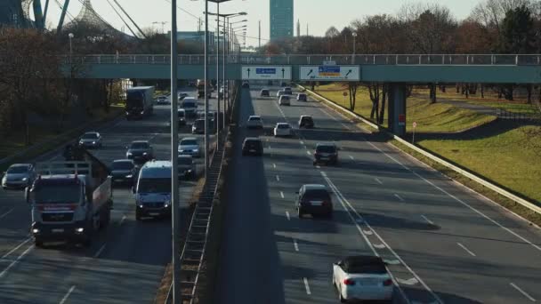 ミュンヘン- 11月21日:ミュンヘンのオリンピック公園近くの高速道路のリアルタイムショットをロック。道路上の交通、 2018年11月21日ミュンヘン. — ストック動画