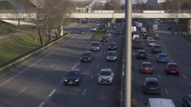 MUNICH - NOVEMBRO 21: Fechado a tiro em tempo real de uma estrada em Munique. Tráfego na estrada, 21 de novembro de 2018 em Munique, Alemanha . — Vídeo de Stock