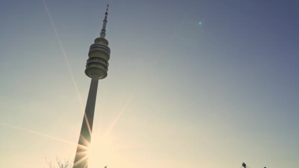 MUNICH - 21 NOVEMBRE : Inclinez-vous en temps réel pour établir la prise de vue de la tour olympique. La tour olympique est une tour de télévision à Munich, le 21 novembre 2018 à Munich . — Video