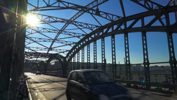 МЮНХЕН - 20 НОЯБРЯ: Заблокирован в режиме реального времени при установке съёмок дорожного моста в Мюнхене. Движение по мосту в осенний день, 20 ноября 2018 года в Мюнхене, Германия . — стоковое видео