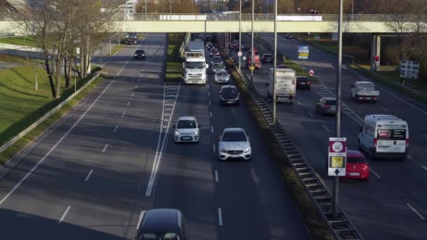 MUNICH - NOVEMBER 21: Locked down real time establishing shot of a highway in Munich. Traffic on the road, November 21, 2018 in Munich. — Stock Video