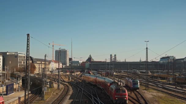 MUNICH - NOVEMBER 20: Locked down real time shot of the railway in Munich. The movement of trains on the railway. Central railway station in Munich, November 20, 2018 in Munich. — Stock Video