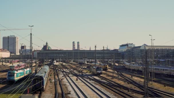 MUNICH - 20 NOVEMBRE : Verrouillage en temps réel de la prise de vue du chemin de fer à Munich. Le mouvement des trains sur le chemin de fer, 20 novembre 2018 à Munich . — Video