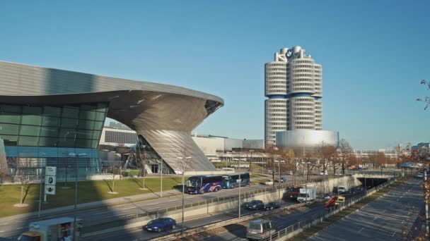 MUNICH - NOVEMBRO 21: Bloqueado em tempo real estabelecendo tiro do escritório BMW em Munique. Auto-estrada perto do escritório. Movimento de carros, 2018 em Munique . — Vídeo de Stock