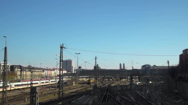 MUNICH - 20 DE NOVIEMBRE: Bloqueado en tiempo real el establecimiento de disparo de la vía férrea en Munich. El movimiento de trenes en el ferrocarril. Estación central de trenes de Munich, 20 de noviembre, Munich . — Vídeo de stock