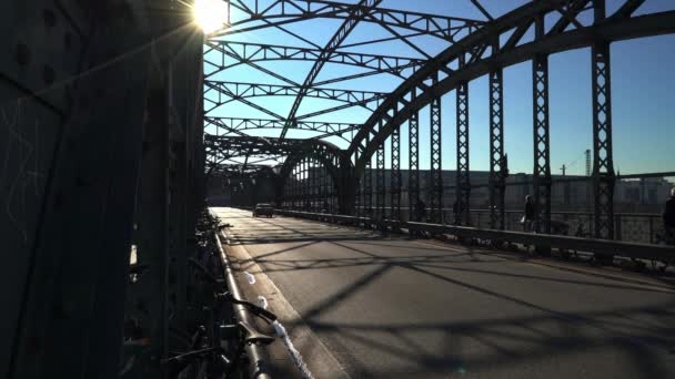 Μόναχο - 20 Νοεμβρίου: Κλειδωμένη σε πραγματικό χρόνο για τη δημιουργία μιας οδικής γέφυρας στο Μόναχο. Κυκλοφορία στη γέφυρα το φθινόπωρο, 20 Νοεμβρίου 2018 στο Μόναχο, Γερμανία. — Αρχείο Βίντεο