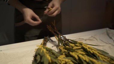 Mimoza açan kadın çiçekçinin ellerini kapat.