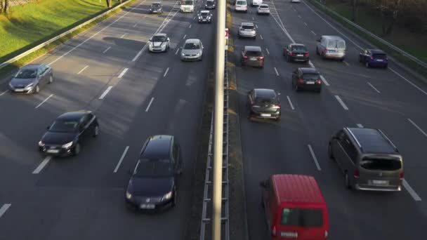 MUNICH - 21 DE NOVIEMBRE: Bloqueado en tiempo real plano medio de una autopista en Munich. Tráfico en carretera, 21 de noviembre de 2018 en Munich . — Vídeo de stock