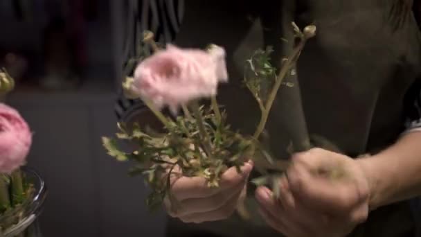 Close up de florista feminino fazendo uma composição de flores rosa — Vídeo de Stock