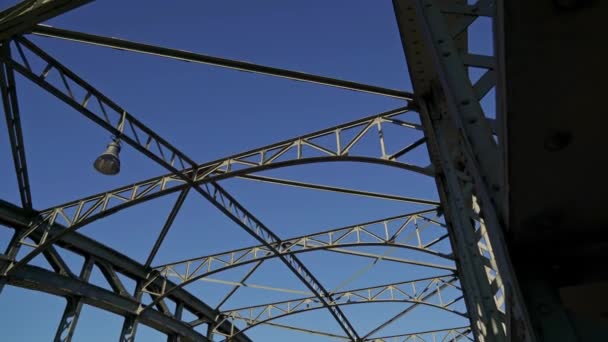 MUNICH - 20 DE NOVIEMBRE: Inclinación hacia abajo en tiempo real estableciendo la toma de un puente de carretera en Munich. Tráfico en el puente en un día de otoño, 20 de noviembre de 2018 en Munich . — Vídeo de stock