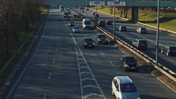 München - 21 november: Vergrendeld real time vaststelling van shot van een snelweg in München. Verkeer op de weg, 21 november München. — Stockvideo