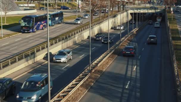 MUNICH - NOVEMBER 21: Locked down real time establishing shot of a highway in Munich. Traffic on the road, November 21, 2018 in Munich. — Stock Video
