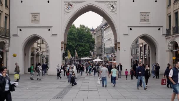 MUNICH, ALEMANIA - 28 DE JUNIO DE 2018: Gente caminando por el famoso Karlstor el 28 de junio de 2018 en Munich, Alemania. Tiempo real bloqueado tiro de día . — Vídeos de Stock