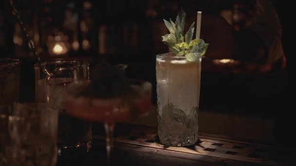 Plan rapproché en temps réel d'un barman qui prépare un cocktail dans un bar à Bangkok, en Thaïlande. Décoration d'un cocktail . — Video