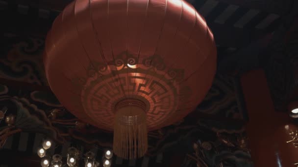 Plan en temps réel d'une lanterne chinoise dans un restaurant à Bangkok, Thaïlande. Lanterne chinoise en papier rouge . — Video