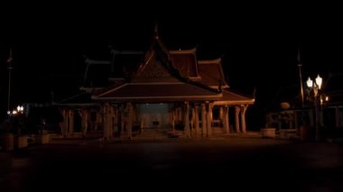 Gece Bangkok, Tayland 'daki bir araçtan çekilen mabedin soldan sağa doğru gerçek zamanlı görüntüsü. Bangkok Tayland 'ın başkentidir..