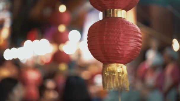 Real time shot van een papieren Chinese lantaarn op een straat markt in Bangkok. Uitgaansleven van een grote stad op de achtergrond. — Stockvideo