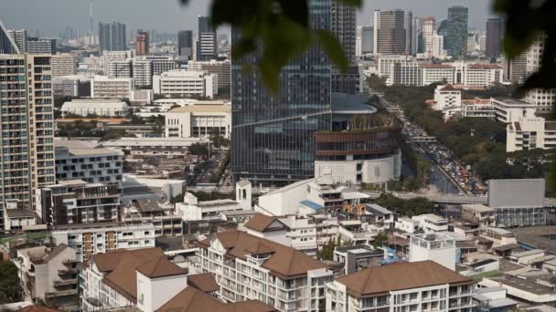 Uzavřeno v reálném čase záběr města Bangkoku. Bangkok je hlavním městem Thajska. Aktivní život ve velkém městě. — Stock video