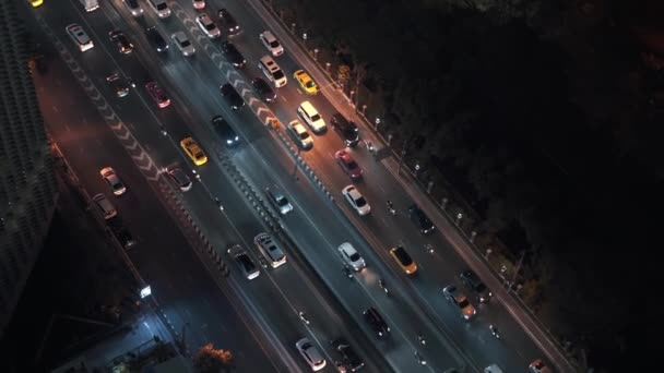 Слева направо пан в реальном времени снимок шоссе с городским трафиком. Активная ночная жизнь большого города, Бангкок. — стоковое видео