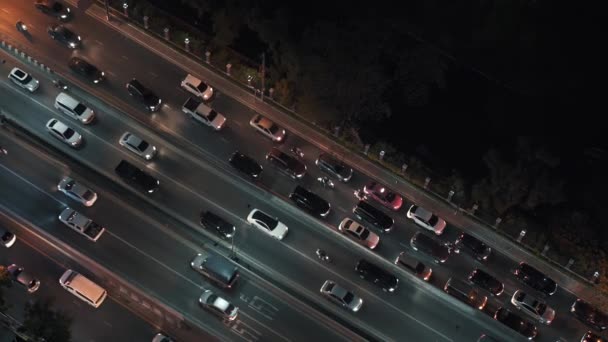 Bloccato in tempo reale colpo di autostrada con il traffico cittadino. Vita notturna attiva della grande città, Bangkok. — Video Stock