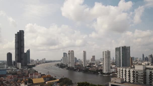 Vergrendeld real time vaststelling van shot van het stadsgezicht van Bangkok. Bangkok is de hoofdstad van Thailand. Verkeer op de Chao Phraya rivier in Bangkok. — Stockvideo
