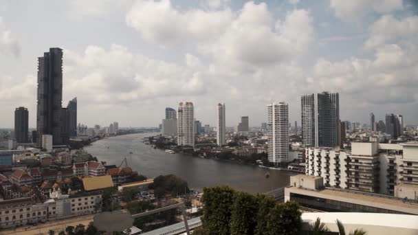 Da sinistra a destra panoramica in tempo reale del paesaggio urbano di Bangkok. Bangkok è la capitale della Thailandia. Traffico sul fiume Chao Phraya . — Video Stock