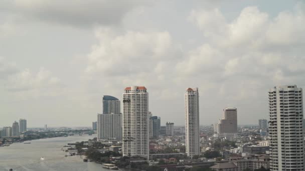 Vänster till höger panorera i realtid etablerar bild av stadsbilden i Bangkok. Bangkok är Thailands huvudstad. Trafiken på Chao Phraya floden. — Stockvideo
