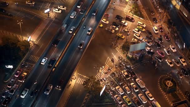 Bloccato in tempo reale stabilendo colpo di un'autostrada con traffico cittadino. Vita notturna attiva della grande città, Bangkok . — Video Stock