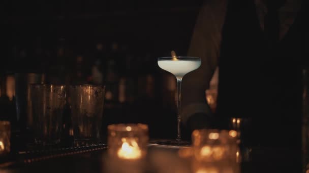 Foto in tempo reale di un barista che decora un cocktail. Barista che prepara un cocktail in un bar a Bangkok, Thailandia. Vita notturna di una grande città . — Video Stock