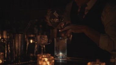 Bangkok, Tayland 'da bir barda kokteyl hazırlayan bir barmenin gerçek zamanlı resmi..